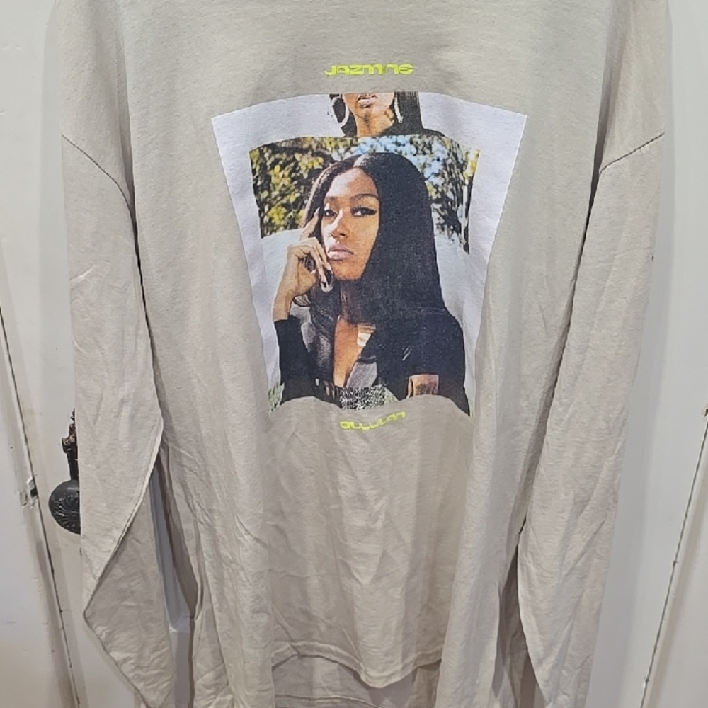 Trendy Graphic Long Sleeve Tee in Gray